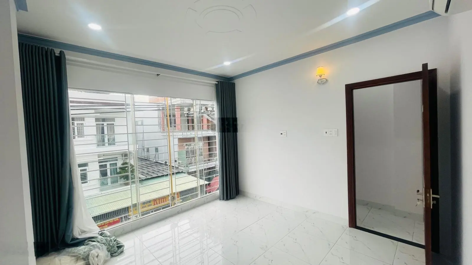 Hạ giá 400 triệu bán nhà mặt tiền đường rộng 13m - vừa ở vừa kinh doanh - cách biển chỉ 3 đi xe