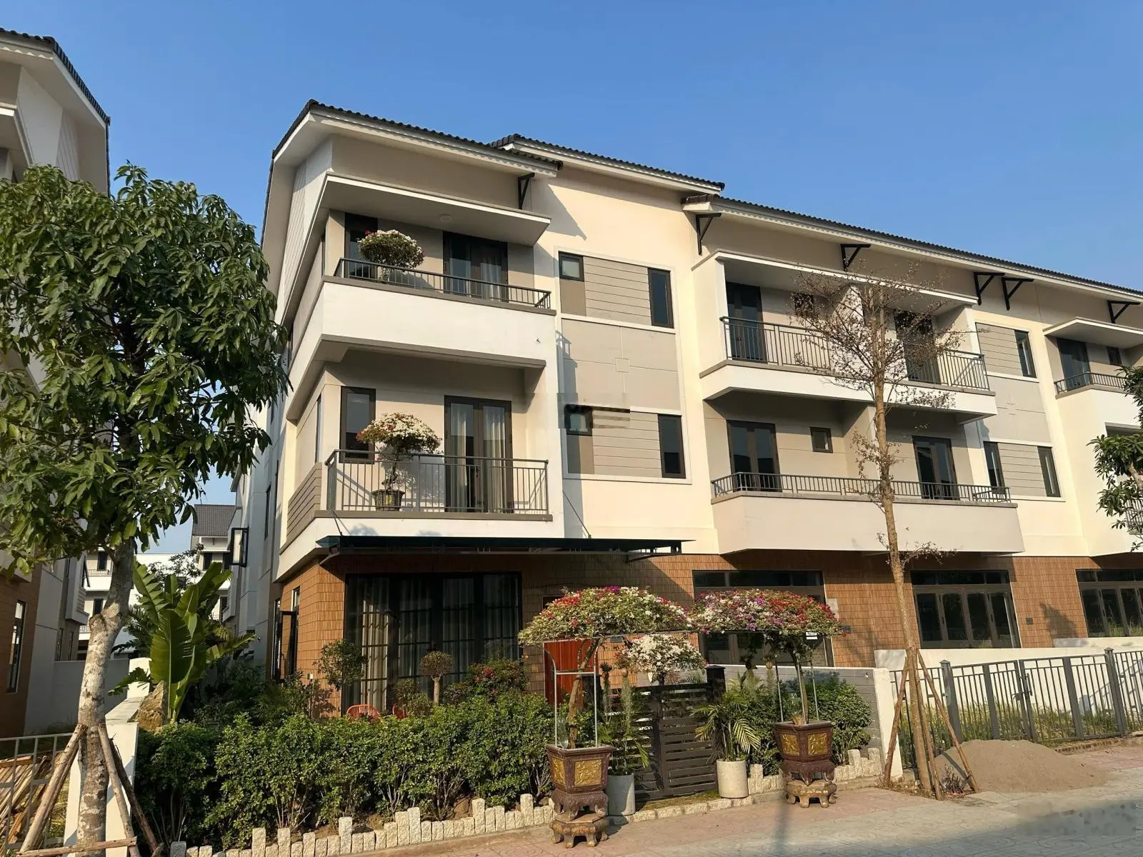 Chỉ 2 tỷ sở hữu căn Shophouse 100m2 tại Centa River Side view sát Vin và SunGroup