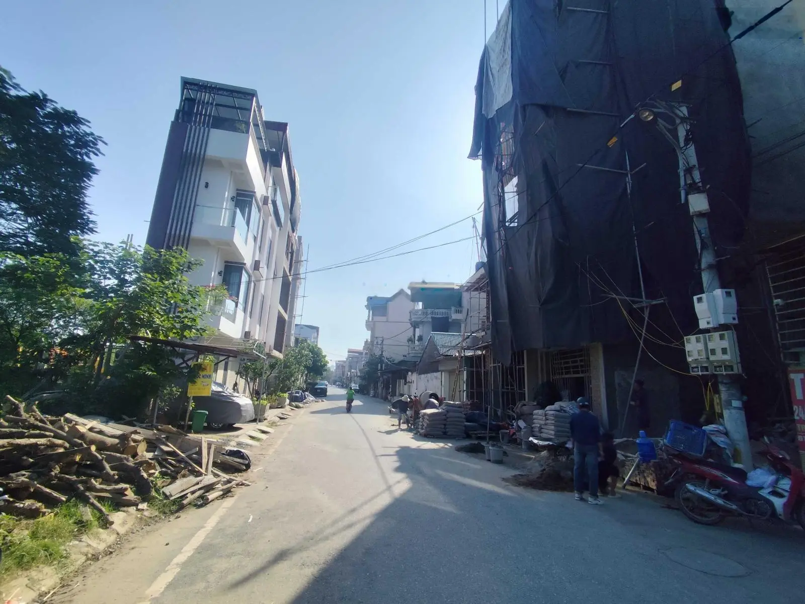 Bán nhà phố văn phòng DT đất 63.7m2 xây 6.5 tầng đường rộng 13m ngay ĐL Thăng Long, view đẹp. Sổ đỏ