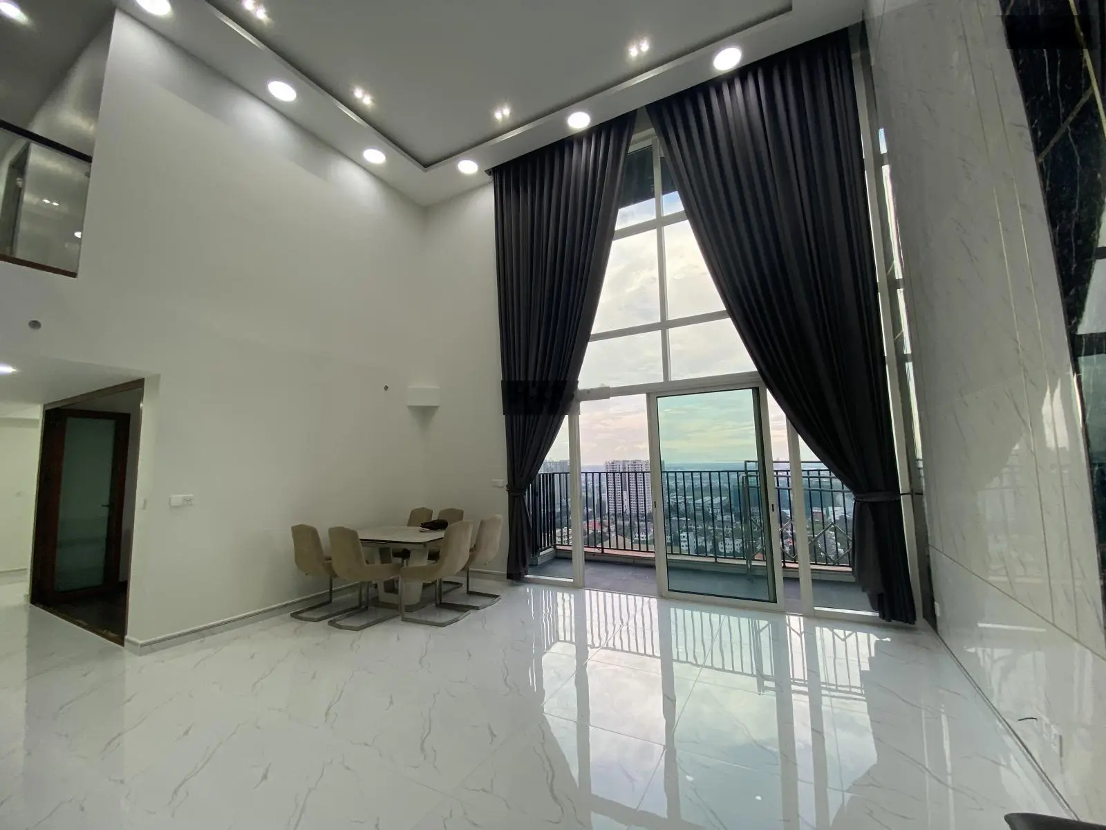 chủ nhà gửi bán gấp căn duplex 4 phòng ngủ tầng cao view nội khu giá bán 17,5 tỷ thương lượng