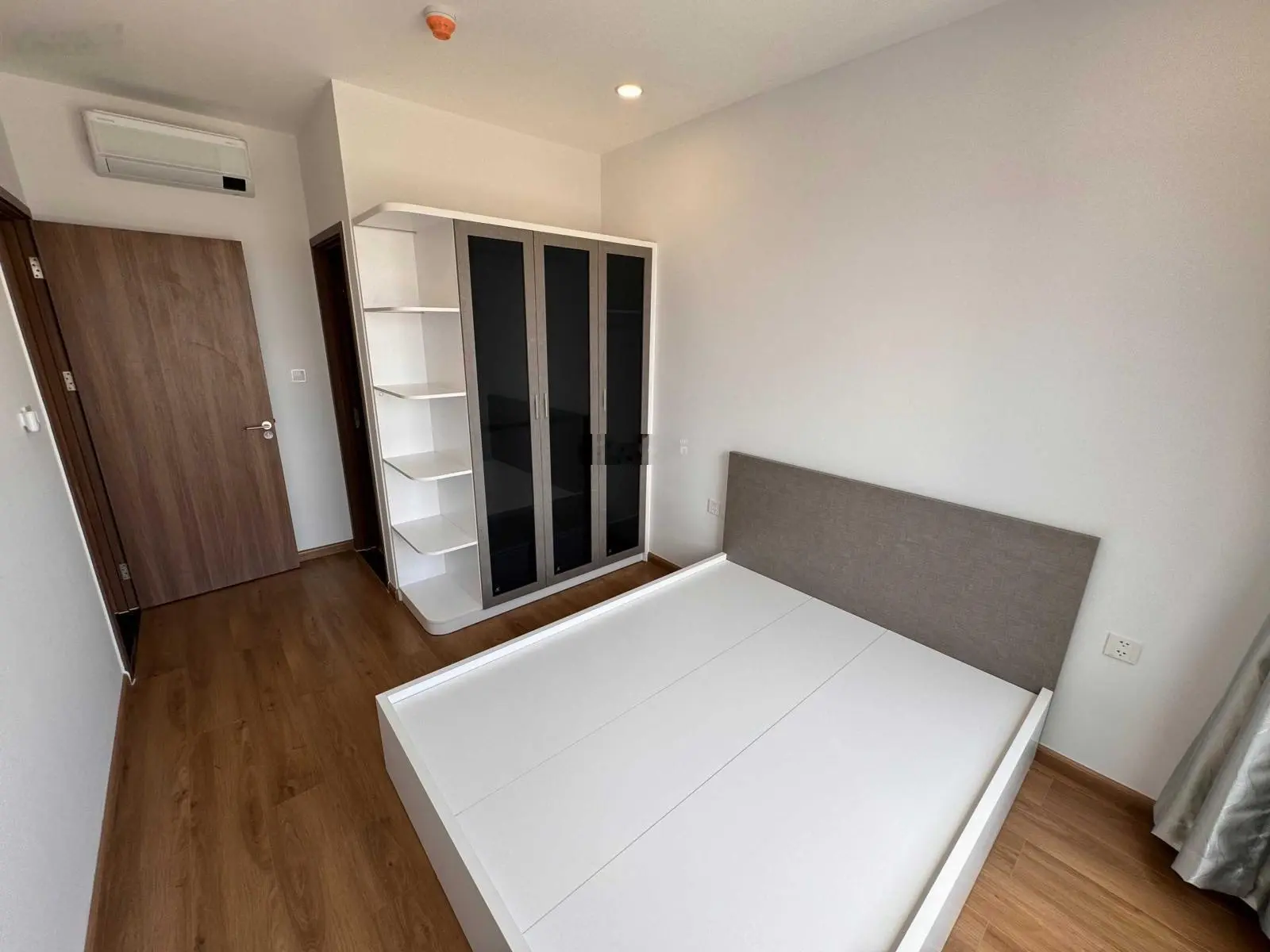 Khách của em Lượng kẹt bank cần bán lỗ căn 2PN view Landmark 2,23 tỷ tầng thấp ở Rivana 0907 600 ***