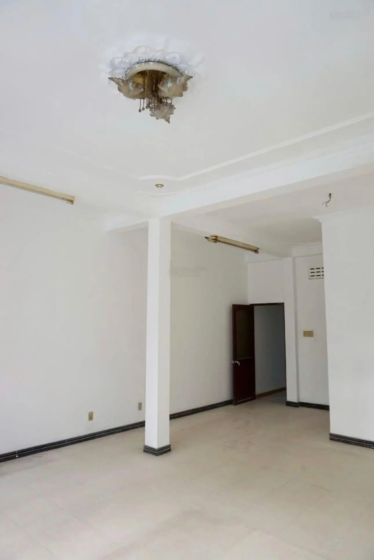 Định cư cần bán nhanh nhà Trần Quốc Hoàn P. 4 Tân Bình. Gía bán 5 Tỷ 8 - 5,5 x 20m. 6PN 6WC. SHR
