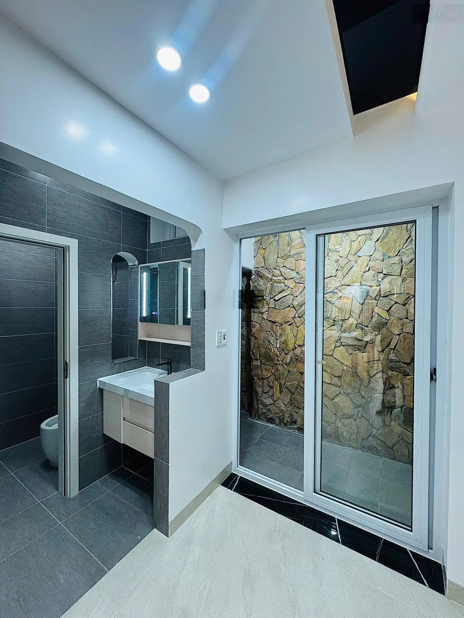 Bán nhà villa sân vườn 90m2 tuyệt đẹp. Full nội thất. phố Hai Bà Trưng