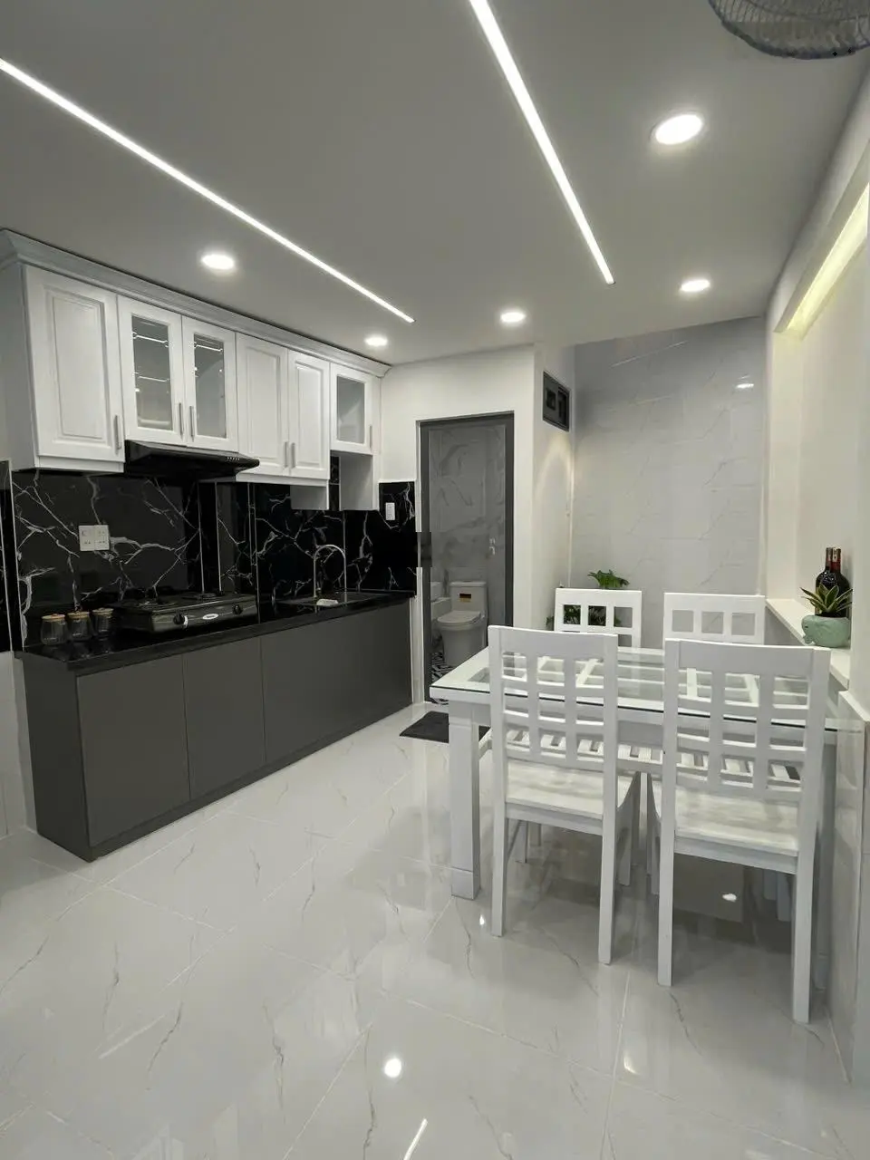 Cần tiền bán gấp căn nhà hẻm góc, 1 trệt 1 lầu, 2PN 3WC. Giá bán: 3.5 tỷ, DT: 3,4x11m 0916651239