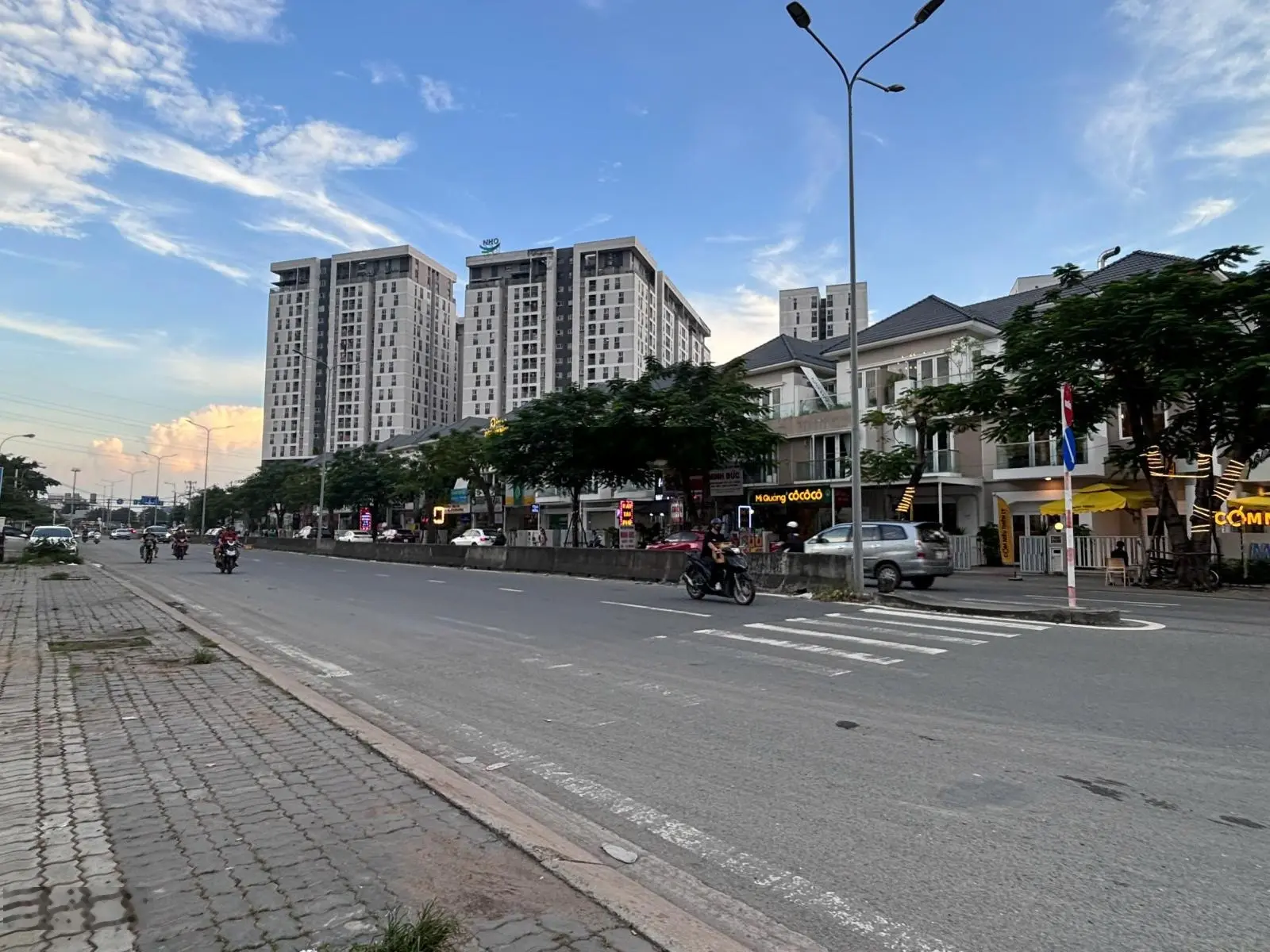 Nhà mới đẹp 4 tầng đường Liên Phường ngang 6m, ô tô trong nhà SHR hoàn công, gần Global City Quận 9