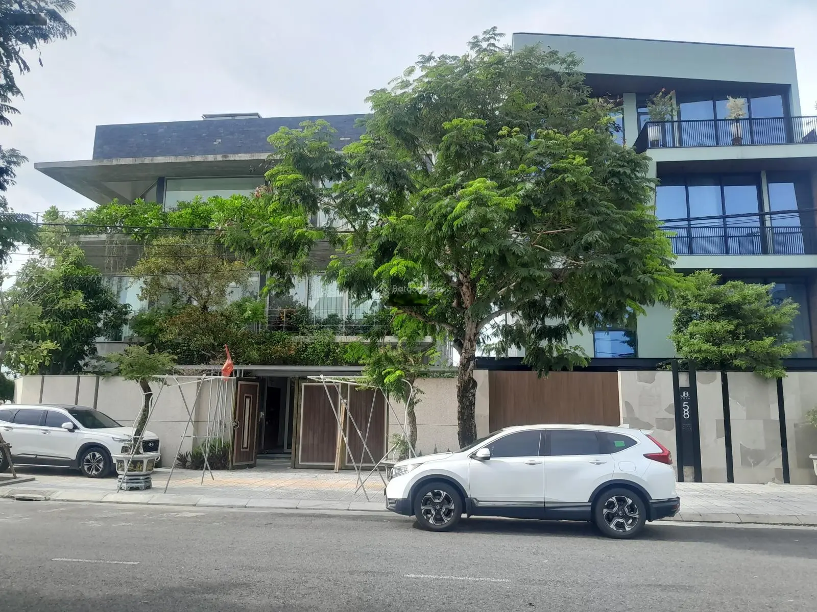 Tôi cần bán lô đất 150m2 đường nguyễn đình Hoàn sơn trà Đà Nẵng