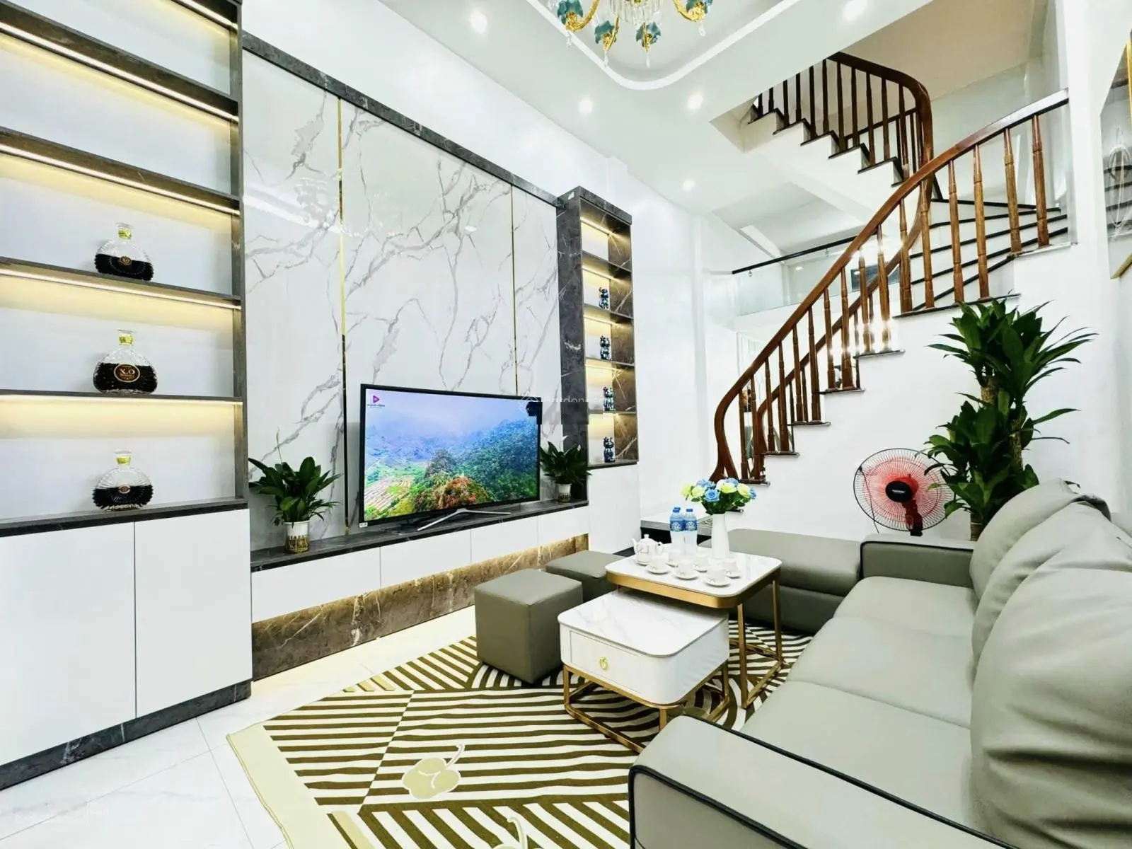 Cực hiếm - 5 tầng giá hơn 4 tỷ - Hoàng Hoa Thám - 32/35m - 5 tầng - 50m ra phố - 4.98 tỷ