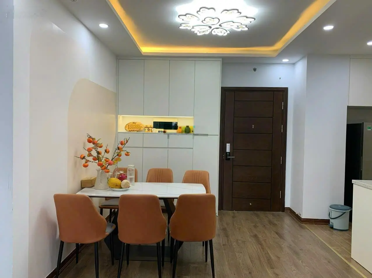 Chính chủ bán căn hộ 95m tại mipec xuân thủy. thiết kế 3pn. sẵn sổ, full nội thất. giá bán 7.9 tỷ
