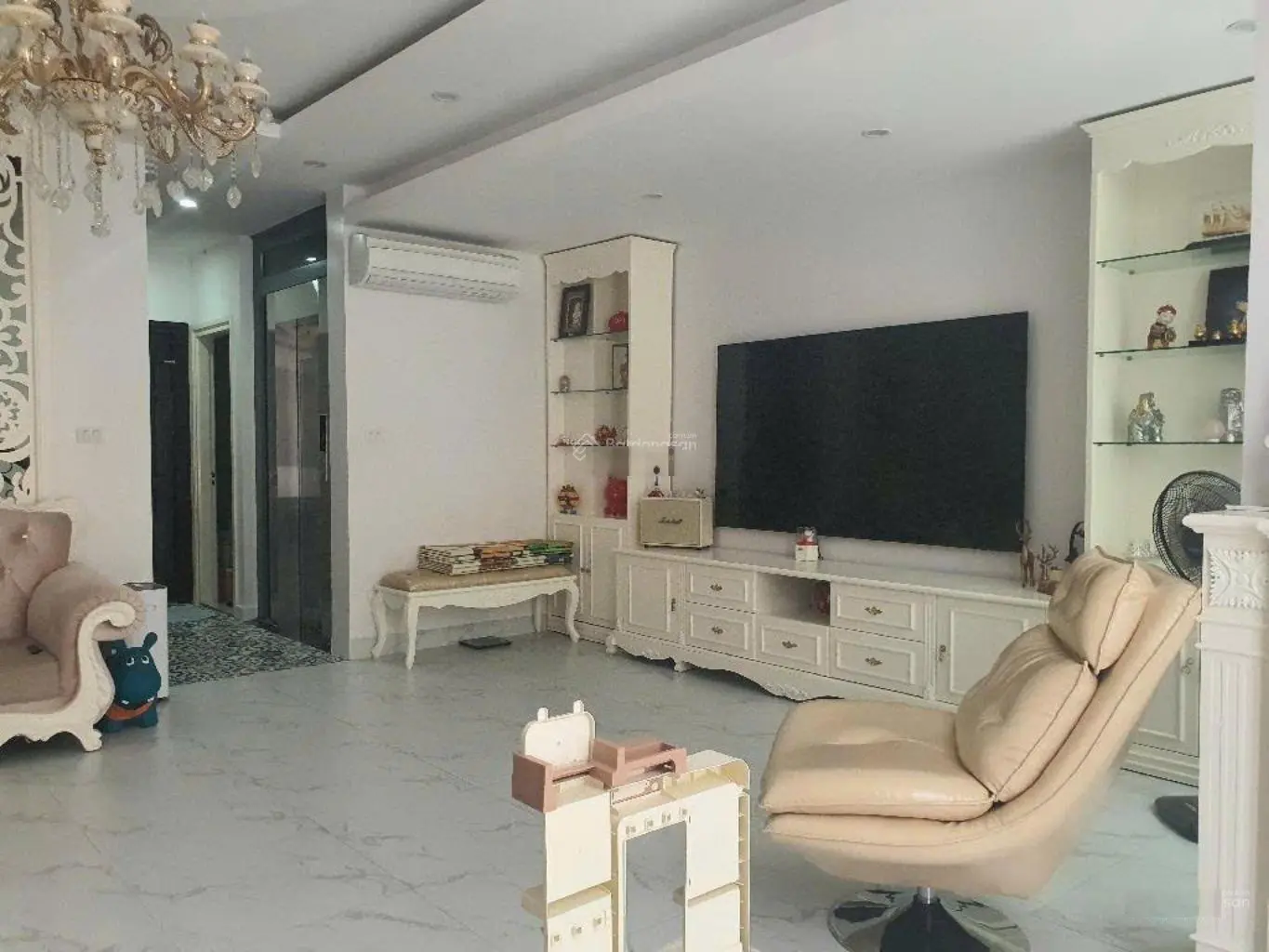 Siêu phẩm bồ đề - mặt tiền rộng - vỉa hè hai bên - thang máy - gara ô tô- vị trí vip long biên