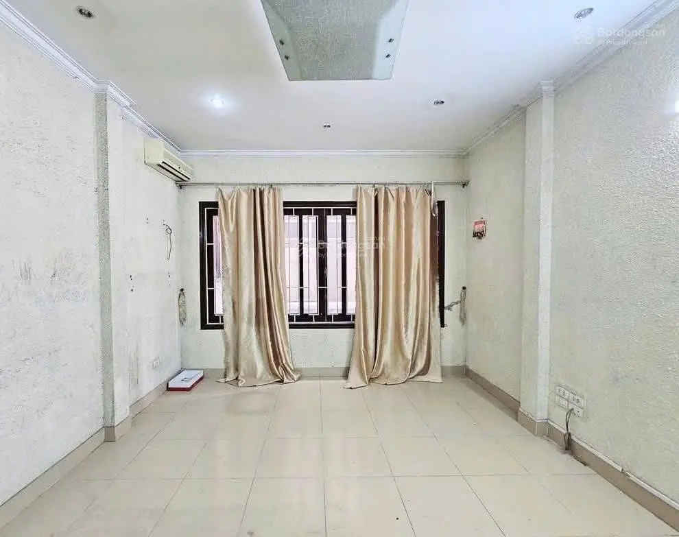 Bán nhà Nguyễn Chí Thanh. Phân lô, oto tránh, 7 chỗ vào nhà. Hai mặt ngõ trước sau. Dân trí cao