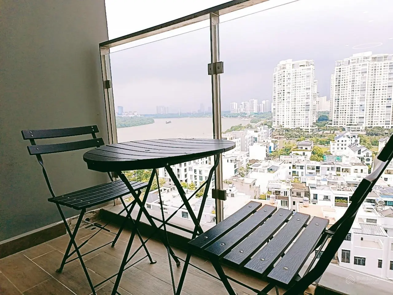 Cần bán căn hộ One 2 phòng ngủ, diện tích 81.32m2, full nội thất, view sông, giá 7,5 tỷ