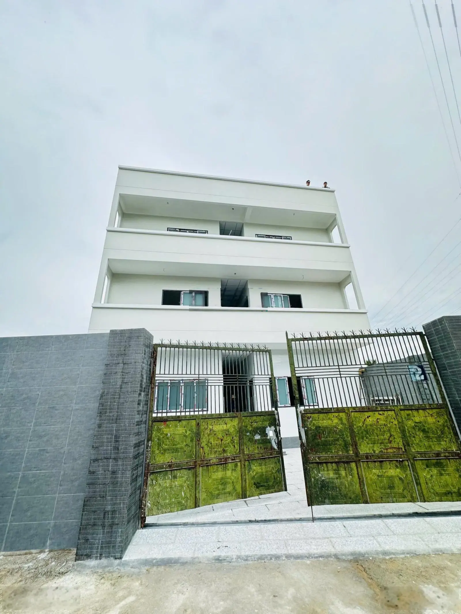 Hàng vip CHDV 3 tầng DT 400m2 có 48P, giá hời chỉ 55tr/m2 ngay Ngã Tư Thủ Đức, thu nhập khủng