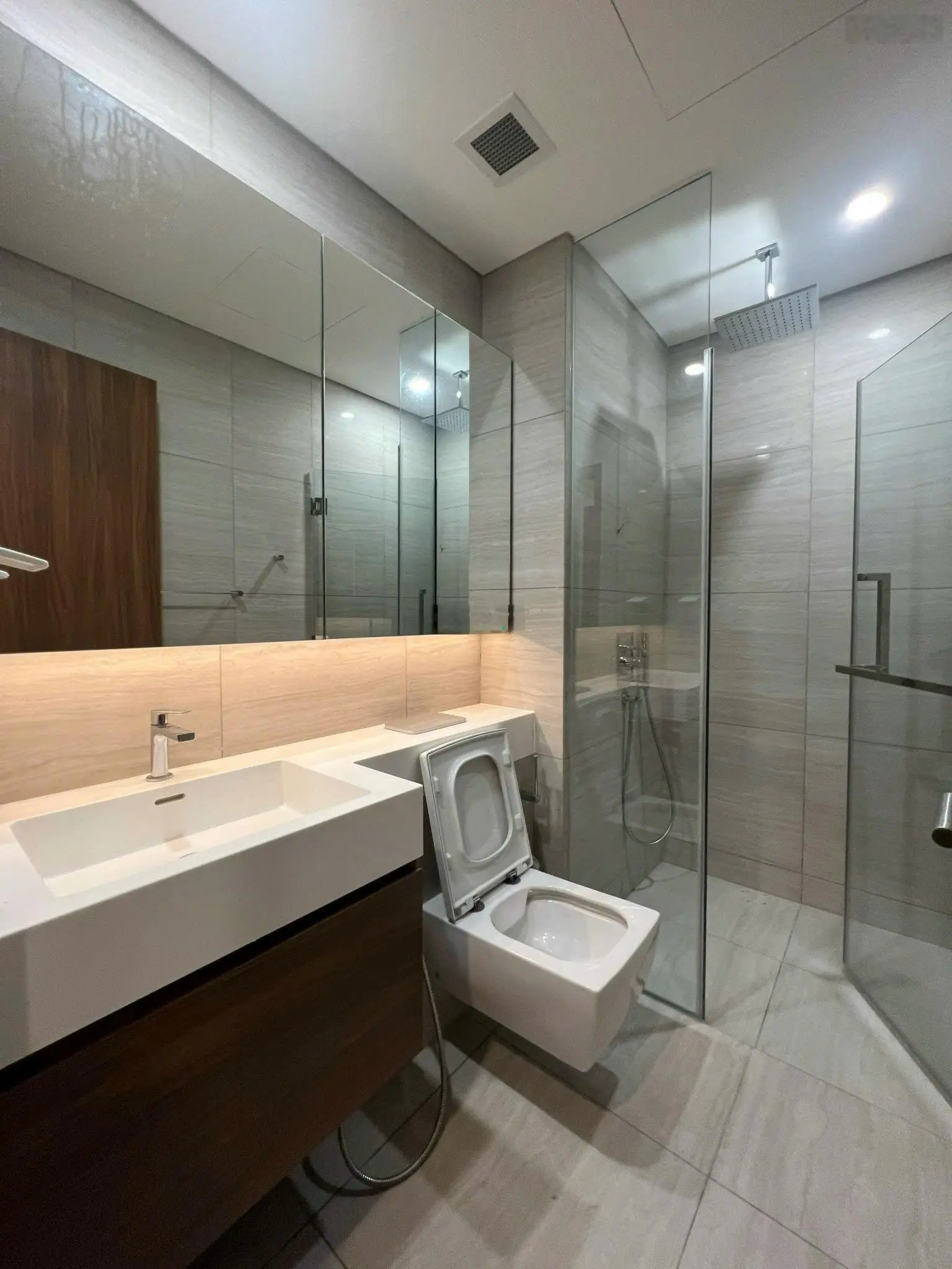Bán 3 phòng ngủ The Galleria Metropole suất SPA 28 tỷ all in view sông trực diện đầy đủ nội thất