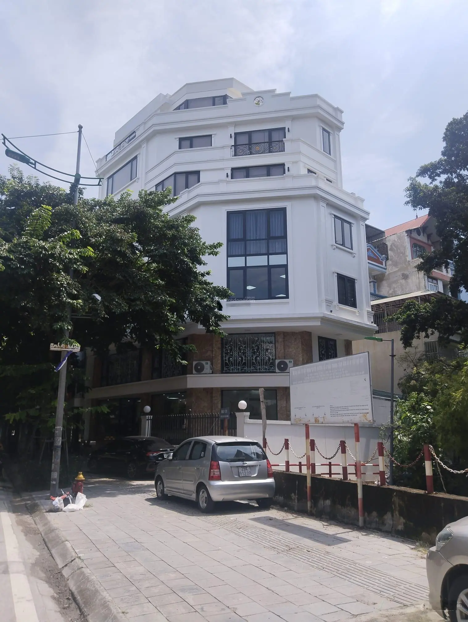 207m2 mặt phố Phạm Văn Đồng, tòa nhà văn phòng hạng a 7 tầng thang máy, view hồ điều hòa bộ công an