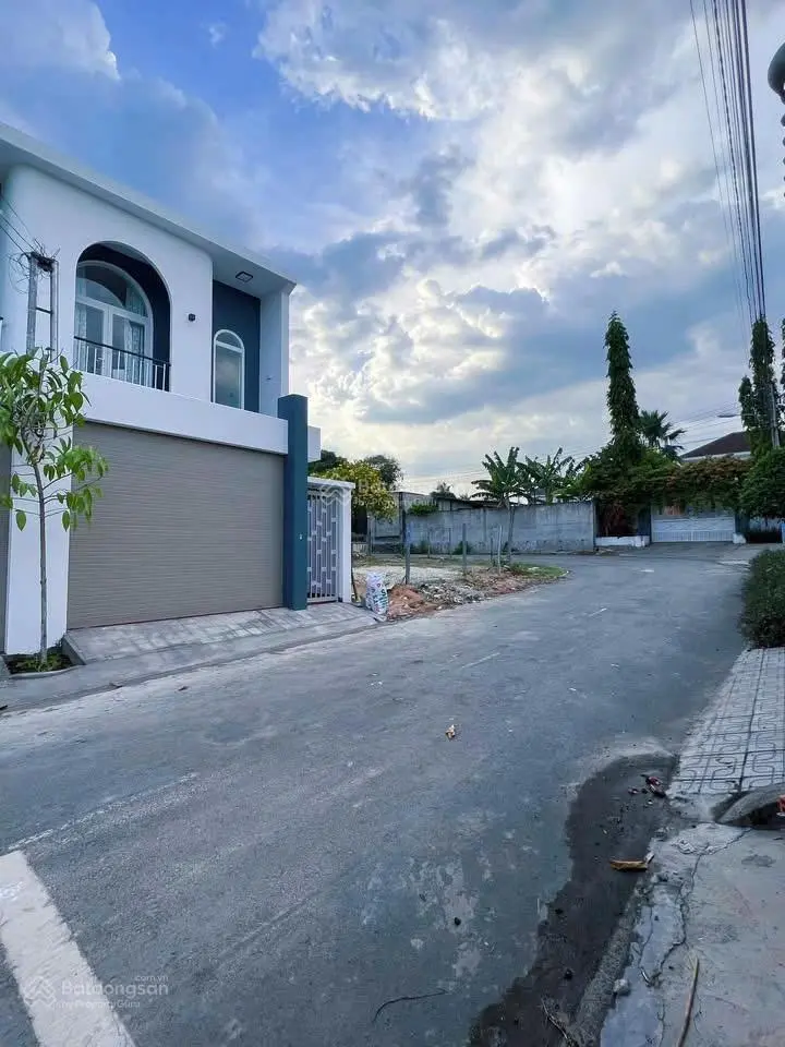 Nhà đẹp ngay mặt tiền đường DX 84 Định Hòa, Thủ Dầu Một, gần bệnh viện 1500G, thiết kế hiện đại