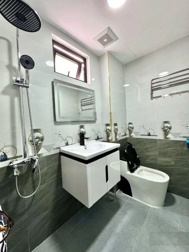 Ngã tư Đại La, gần mặt phố, vỉa hè, ô tô tránh, 42,6 m2, 5T, nhà mới chỉ 6 tỷ