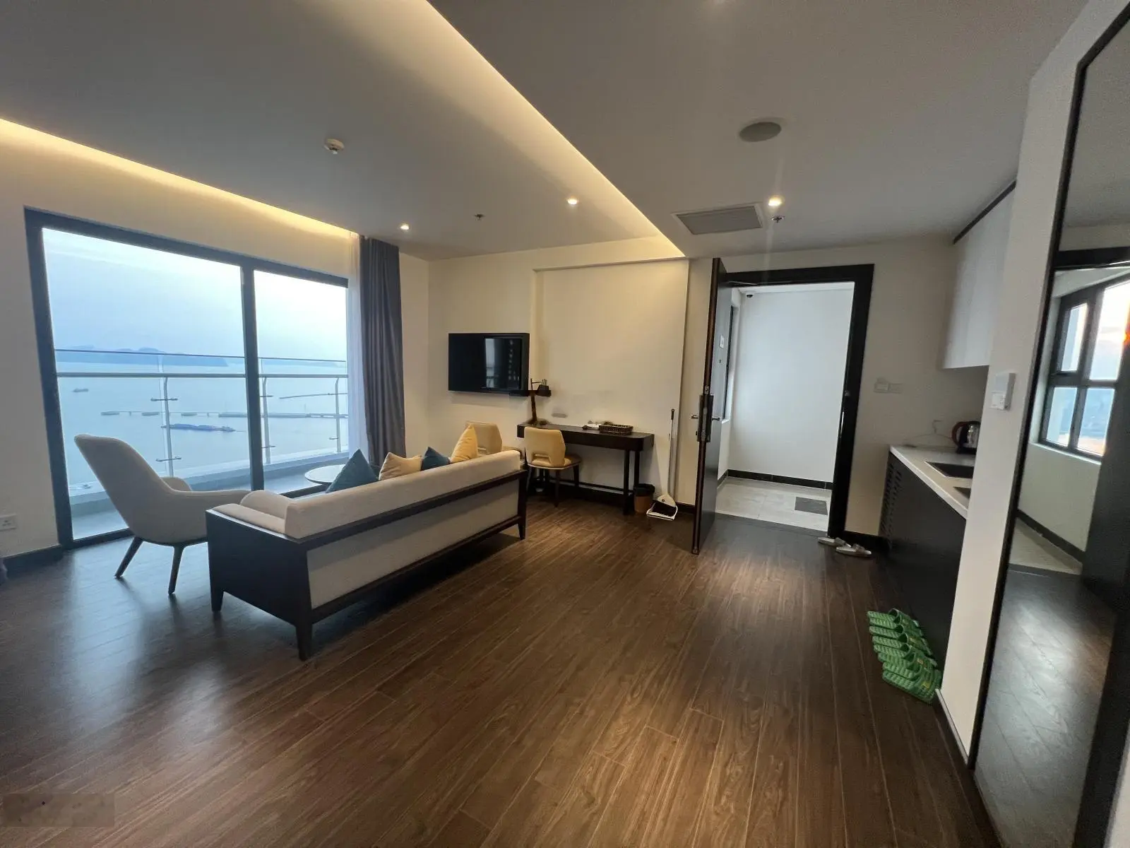 2N2VS trực diện biển giá có 3,8 tỷ thôi ạ, cắt lỗ gần 2 tỷ, toà S2 Sapphire. LH em 0936 585 ***