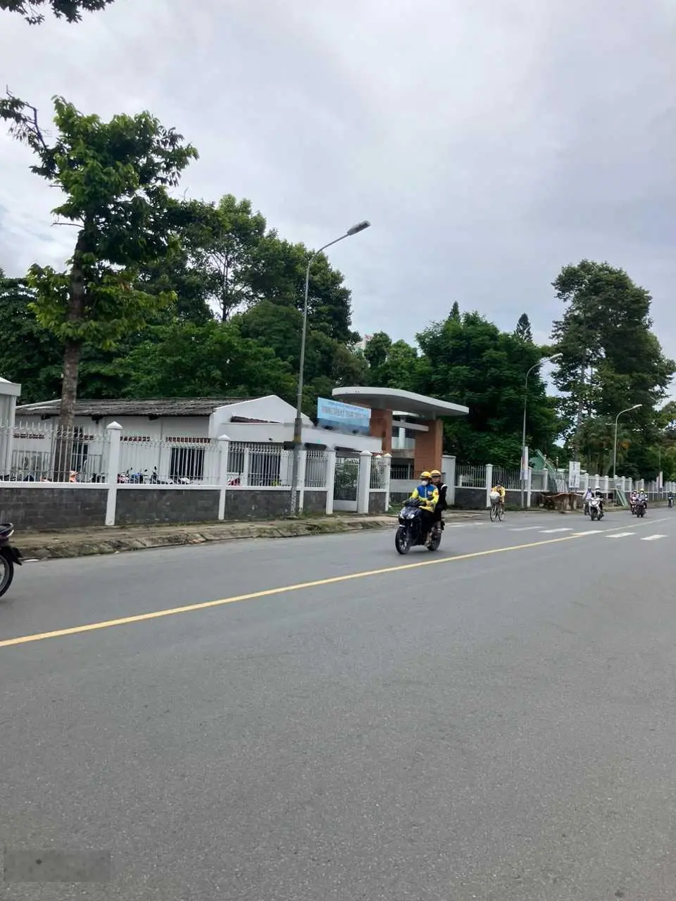 Nhà chỉ 10,5 tỷ nhà cấp 4 MT Nguyễn Xiển DT 6,5x25m. Công nhận 107,1m2, và 1 số căn cùng đường bán