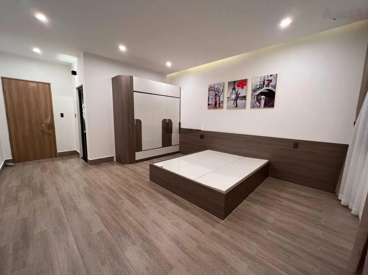 Nhà mới view đẹp góc 2MT KQH Trần Anh Tông 4,5x16m vuông vức 4 tầng cách Hồ Xuân Hương 1km