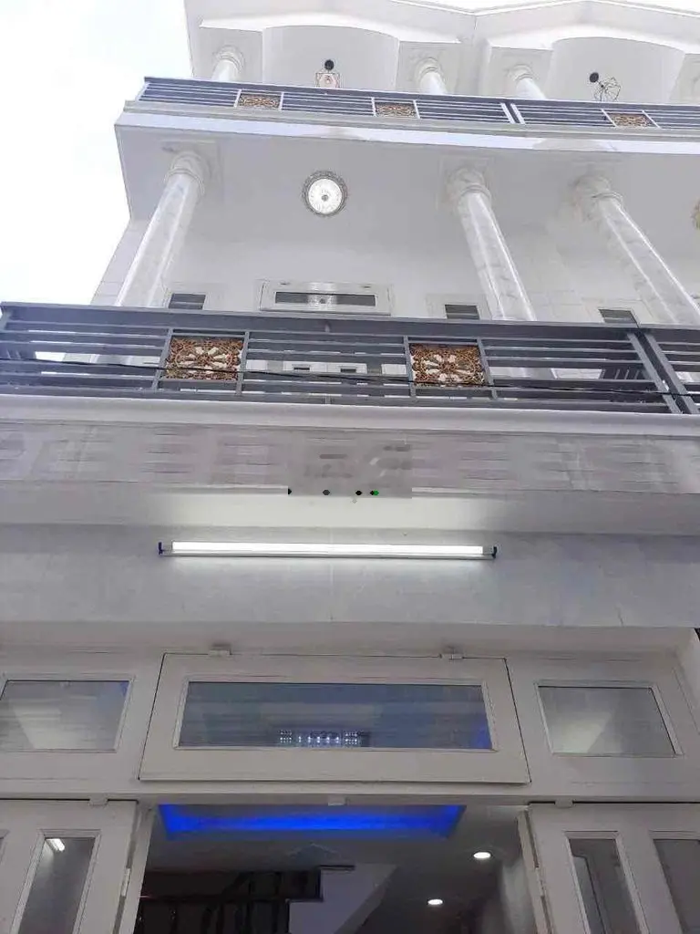 bán nhà 3 tầng gồm 4 phòng ngủ , hẻm xe hơi , giá 1 tỷ 880 triệu, Q12