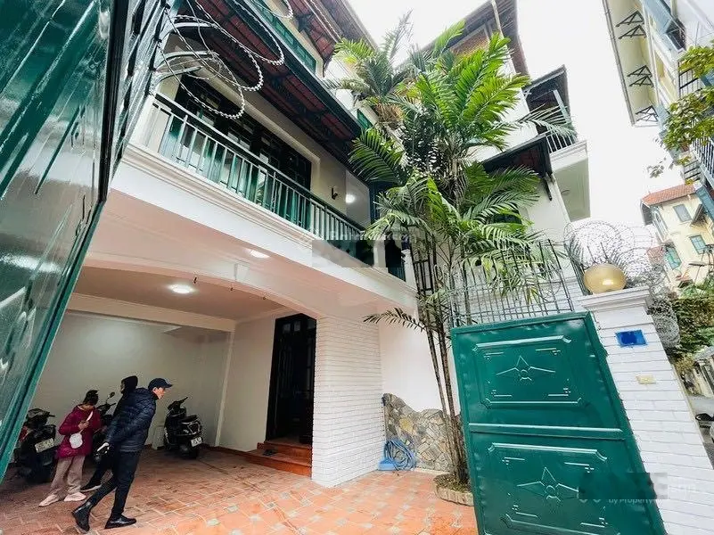 Biệt thự đẹp bể bơi sân vườn Hồ Tây bán, xe hơi 7 chỗ đỗ trong nhà. Biệt thự chất lượng cao