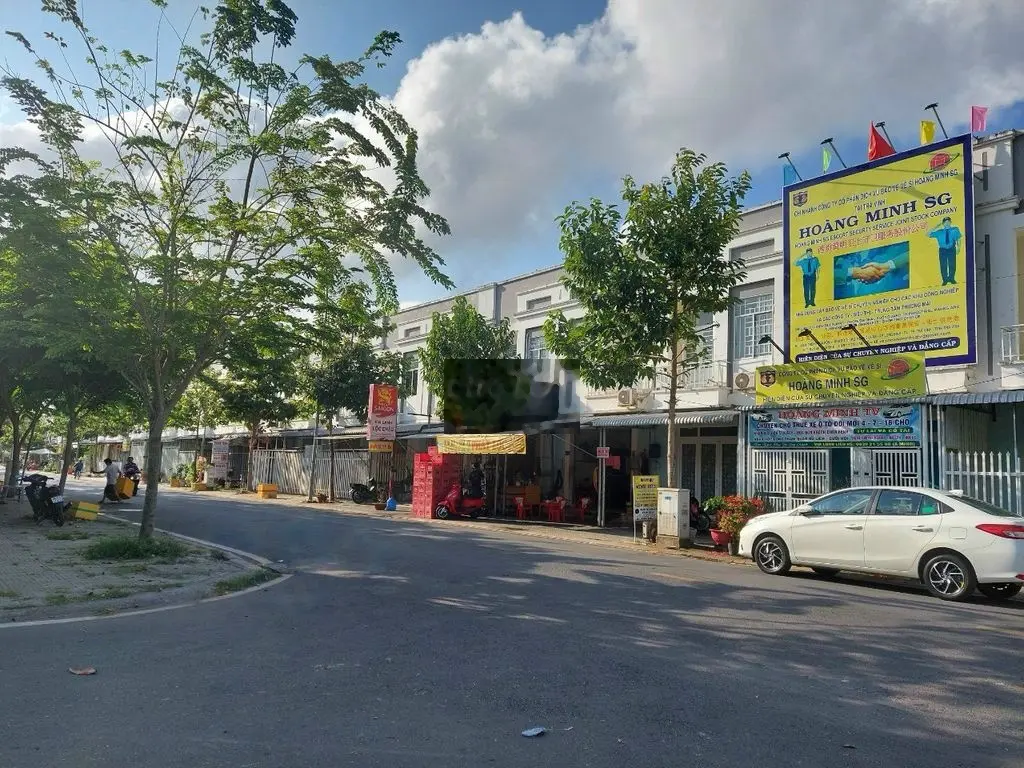 Nhà mặt tiền lộ 17m, cách chợ 50m, cách công viên nước 150m