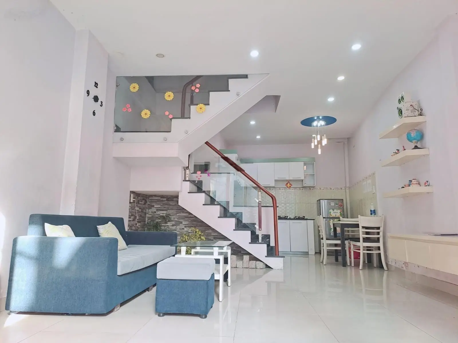 Bán nhà Thiên Phước, sát vách Q10, (4.2x10) nở hậu 4.6m, 2 tầng mới, 1 căn ra hẻm ôtô, Chỉ 5tỷ25 TL