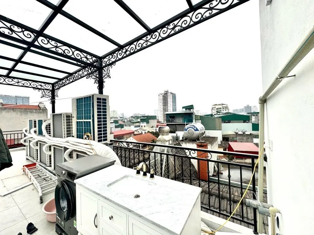 Toà nhà vp 8 tầng quận cầu giấy - vỉa hè ô tô tránh - view vườn hoa