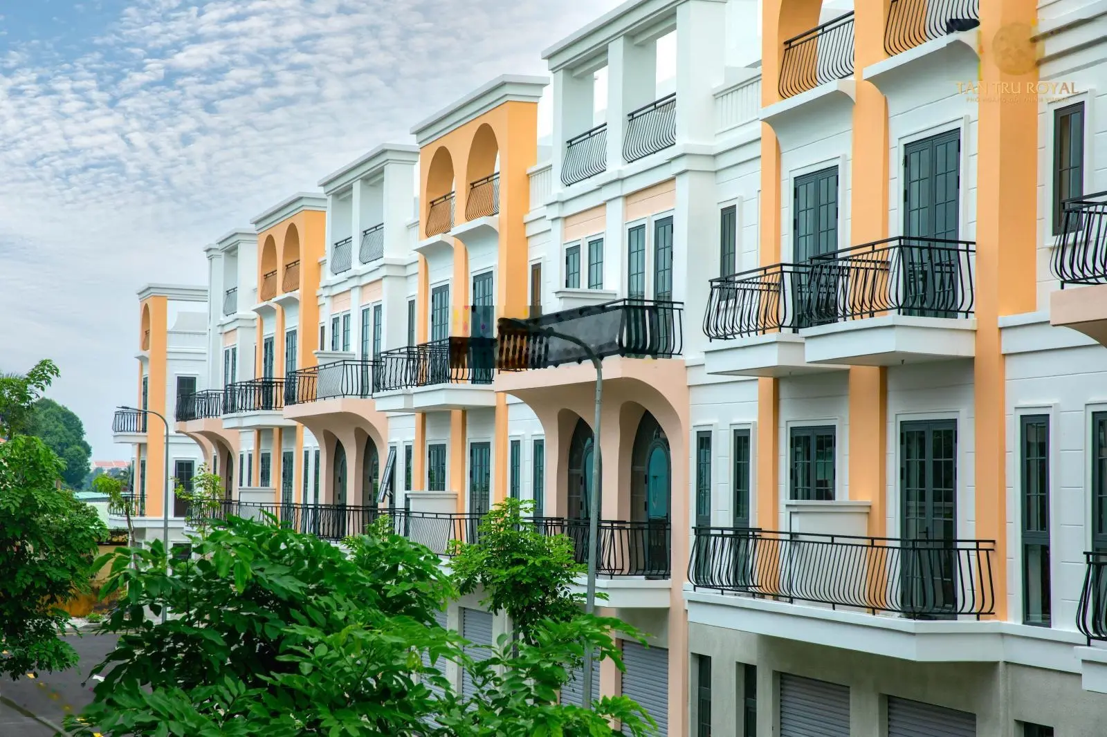 Bán nhà 3 mặt tiền thị trấn Tân Trụ Long An. Xây dựng sẵn 4 lầu. Tặng ngay 6 chỉ vàng khi mua