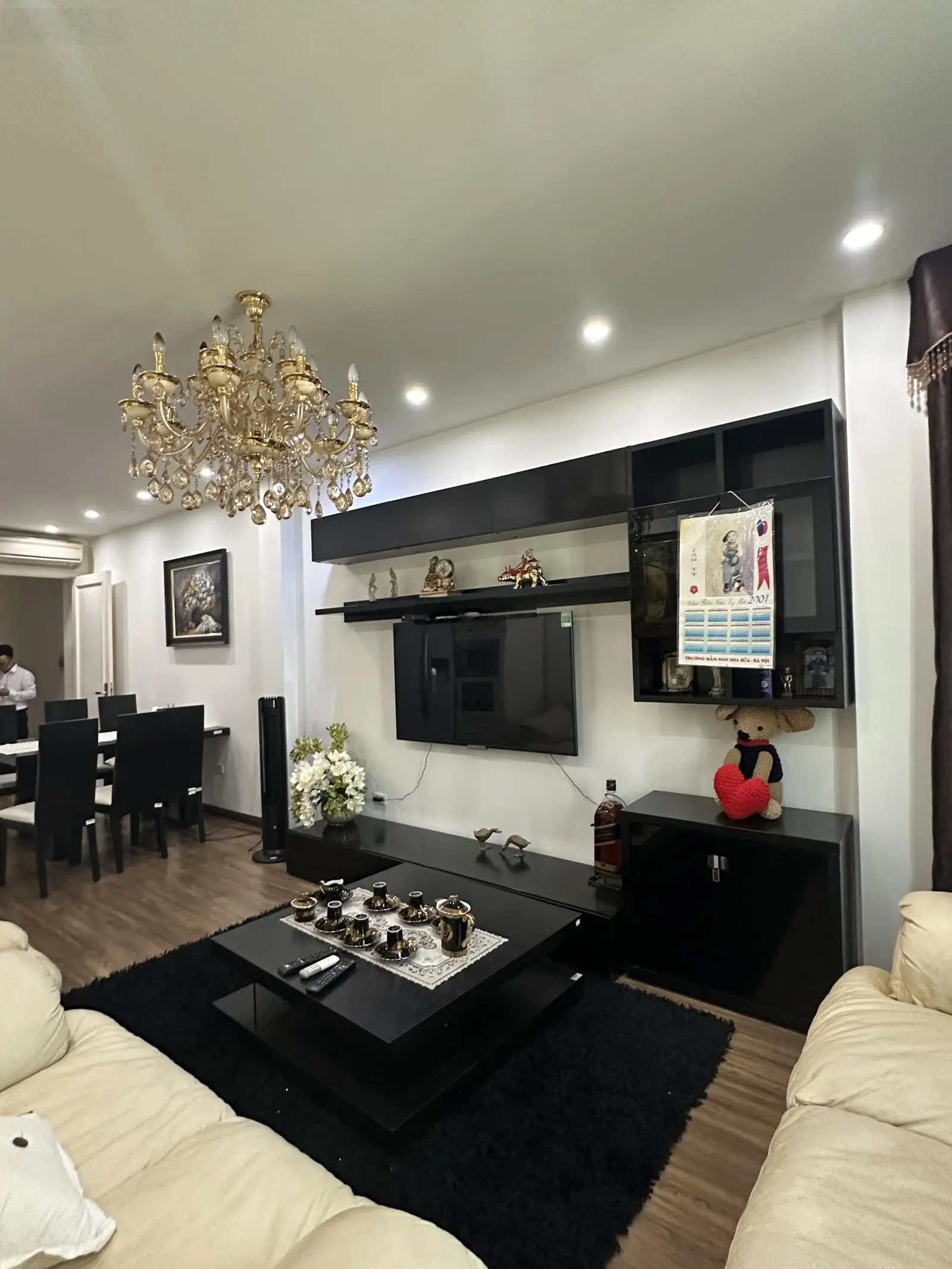 Mặt phố Hoàng Cầu 6 tầng thang máy vừa ở vừa cho thuê kinh doanh ổn định. Vỉa hè đá bóng