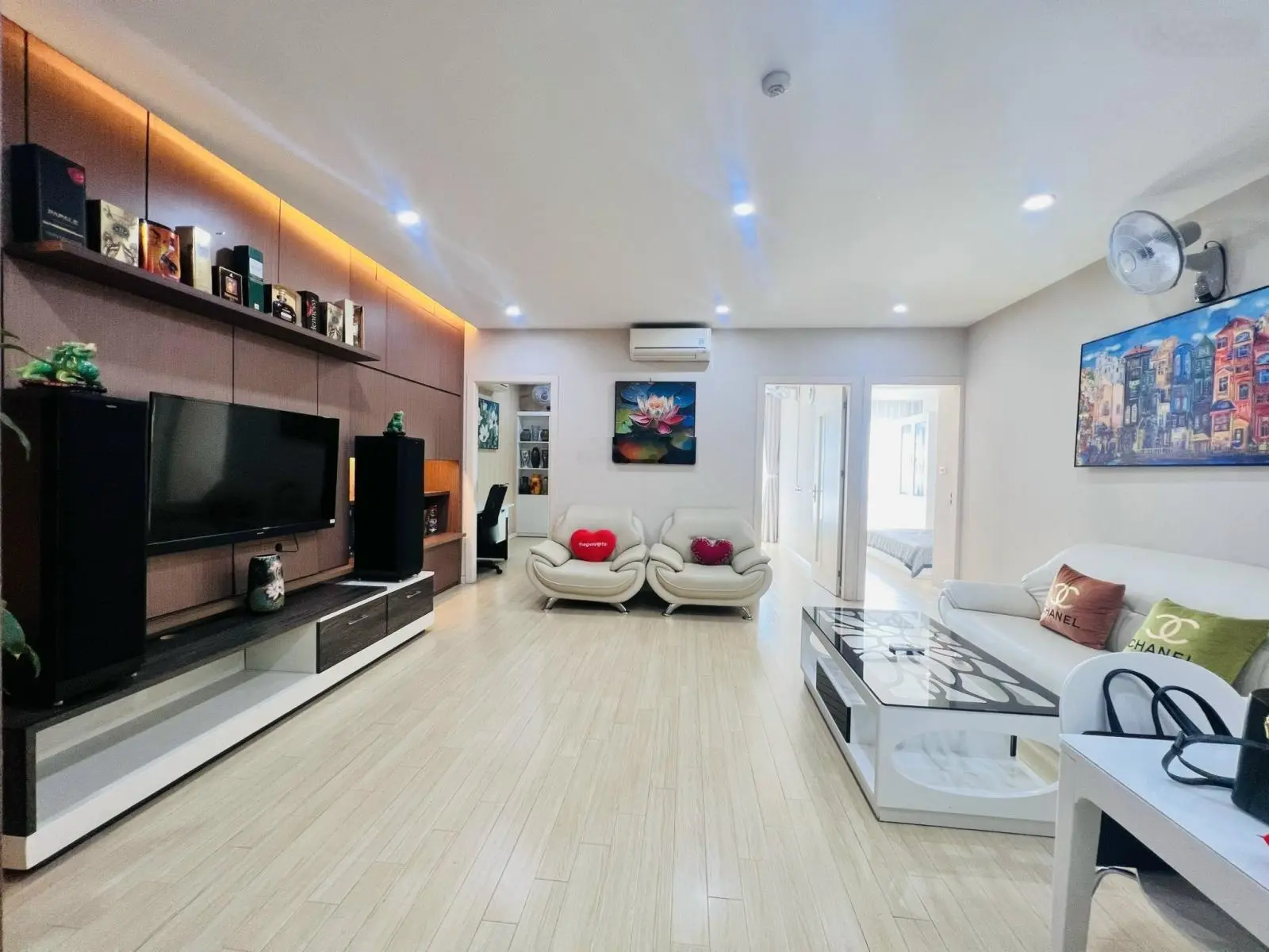 Tôi chính chủ bán căn 2pn, 2wc, dt 100m2. Full đồ nhà đẹp. Giá 5tỷ5 chuẩn không đăng ảo. Tầng 16