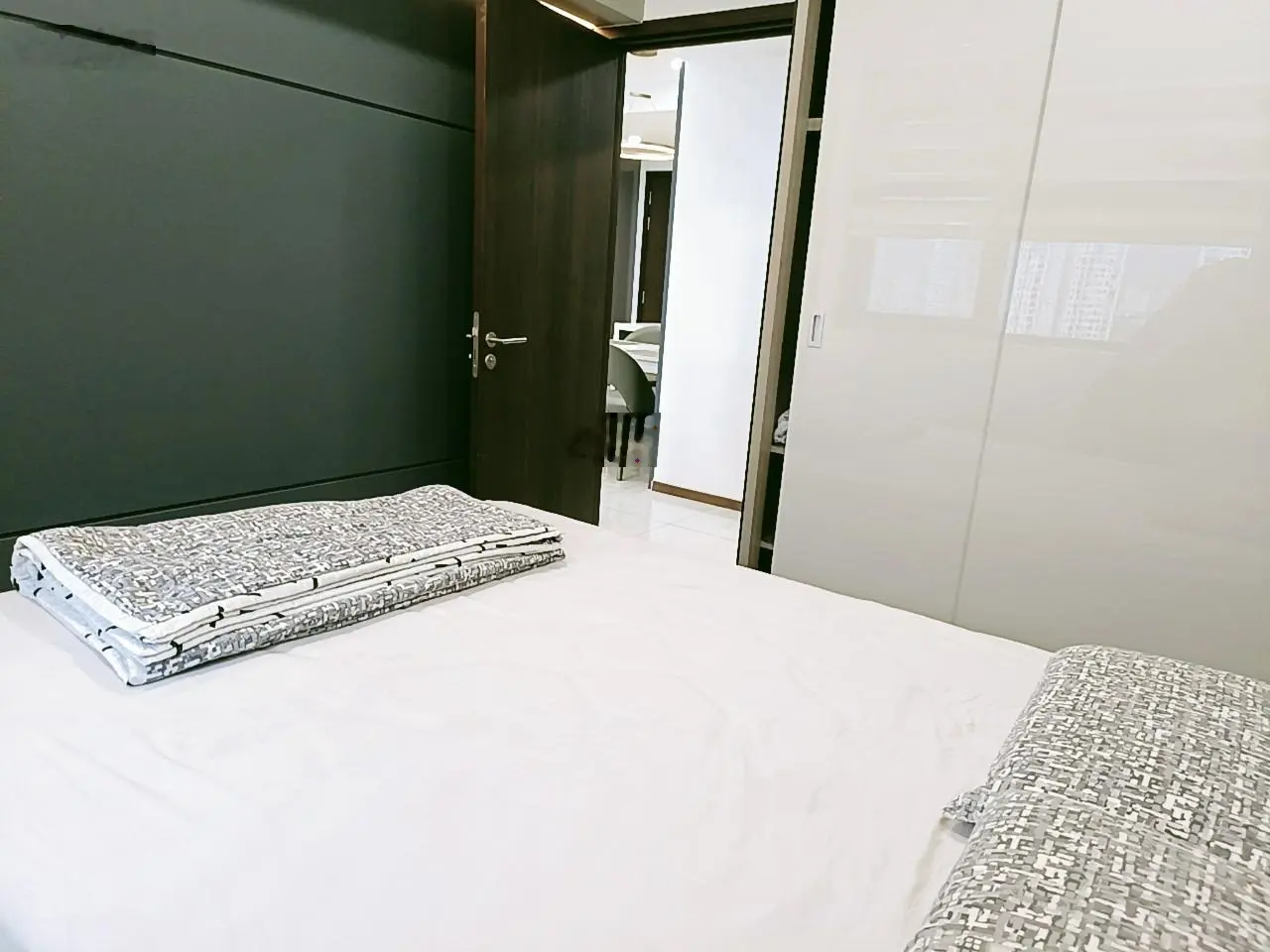 Cần bán căn hộ One 2 phòng ngủ, diện tích 81.32m2, full nội thất, view sông, giá 7,5 tỷ