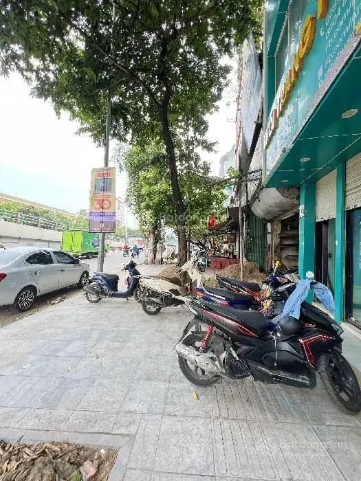 Bán nhà mặt phố Đại Cồ Việt - Trần Khát Chân. Mặt tiền 5m. Diện tích 65m2. Vỉa hè đá bóng