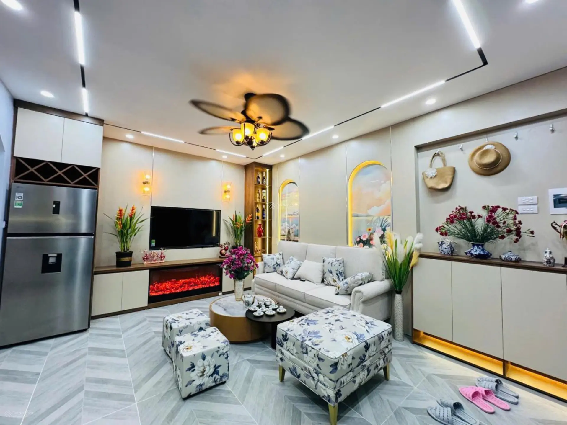 Mặt tiền khủng - kinh doanh đỉnh - oto đỗ cửa - ngõ thông khắp ngả, tặng full nội thất