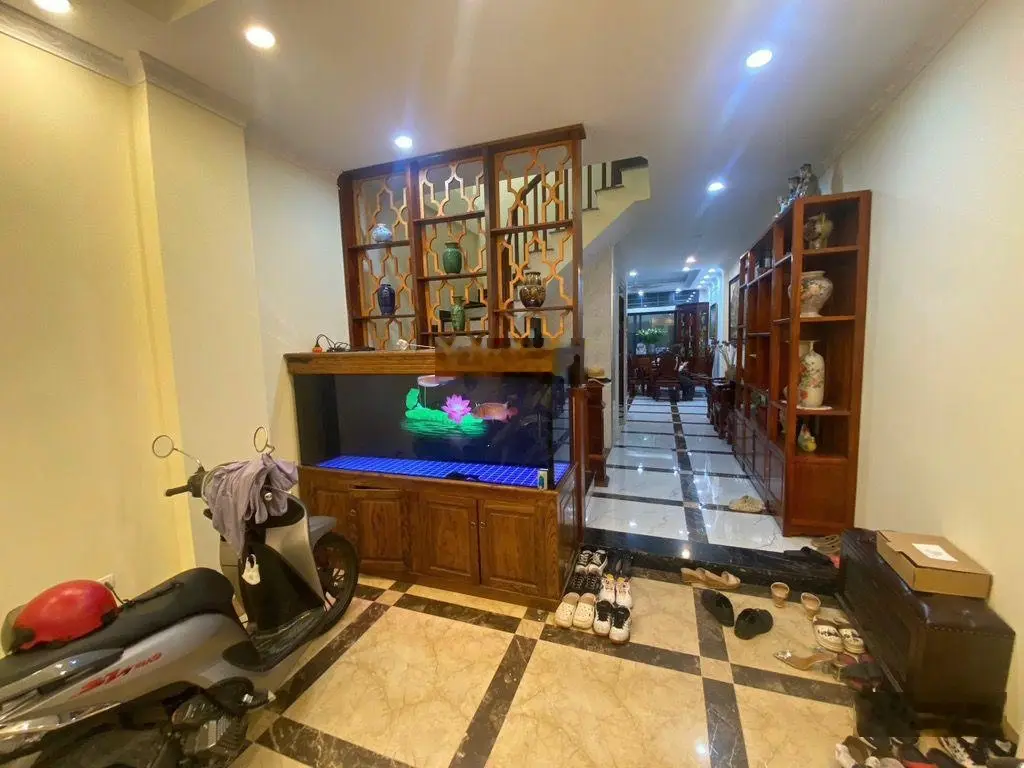 Bán gấp nhà Hồng Tiến, sát phố, DT 76m2 x 6 tầng x thang máy x 2 MT rộng, gara, tặng 2 tỷ nội thất.