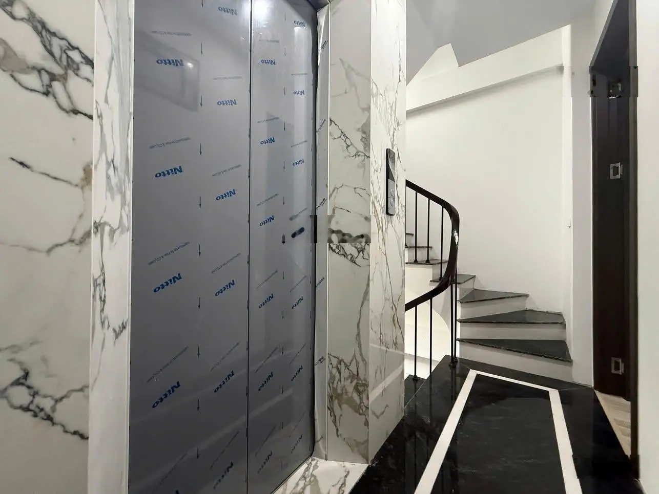 Chỉ 14 Tỷ,Bán Nhà Ngoại Giao Đoàn,Xuân La,Tây Hồ - m52M2 -6 Tầng -Thang Máy- Ô Tô Đỗ Cửa-2 Thoáng.