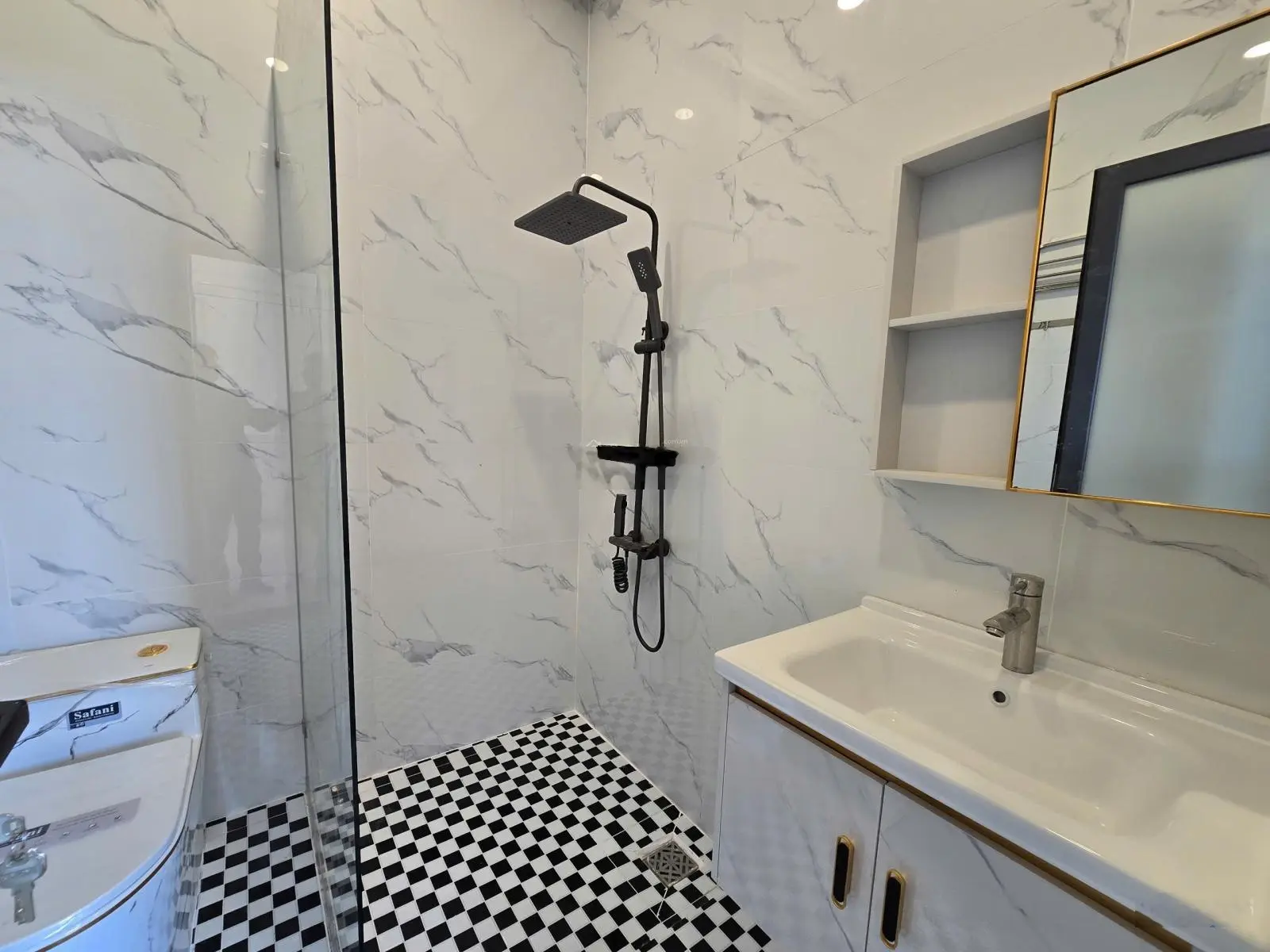 Nhà mới chưa sử dụng ở KDC Hàng Dương, Lê văn Lương 5x16m, 3 lầu, giá rẻ 8.4 tỷ tặng NTCC