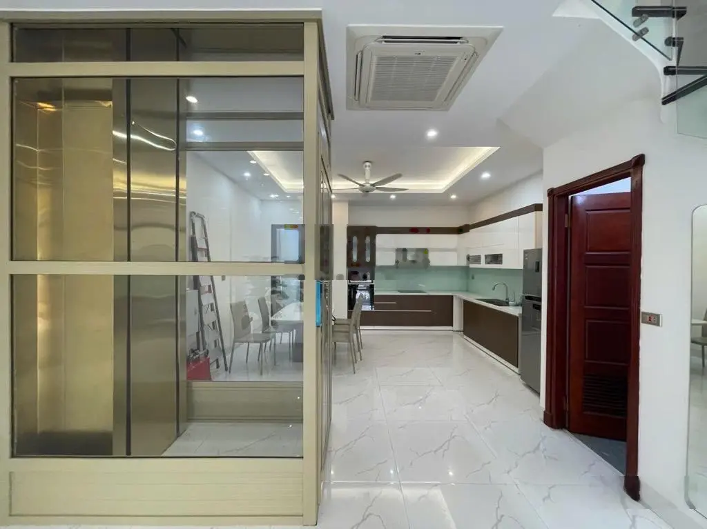 Long biên nhà đẹp ở ngay - ô tô tránh - thông tứ tung - thang máy sịn - nội thất đẹp full