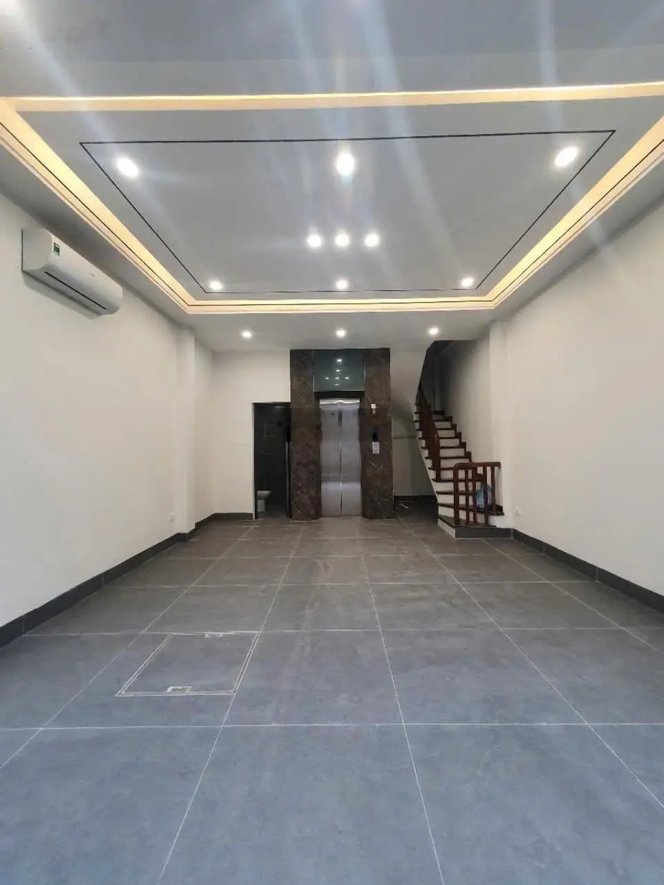 Bán nhà Phố Trạm Long Biên ga ra ô tô thang máy giá 9.3 tỷ LH 0988009316 xem nhà