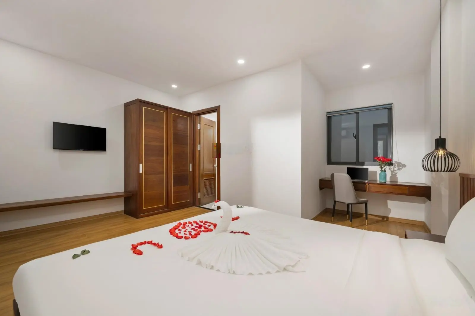 Chuyển nhượng: Tòa nhà căn hộ 10 tầng - doanh thu 600 triệu/tháng, gần bãi tắm Mỹ Khê, Khu Phố Hàn