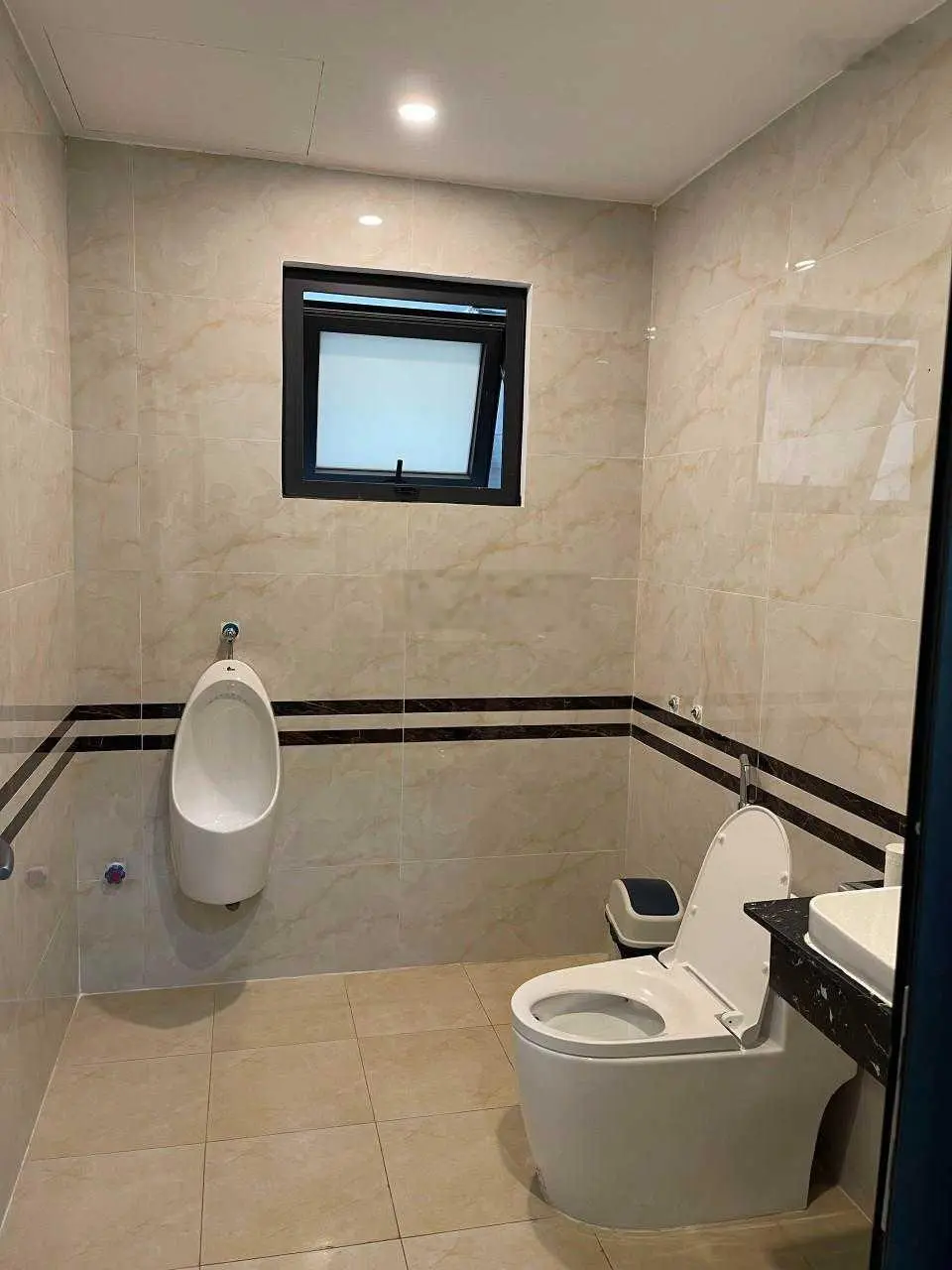 Cần bán gấp MP Trần Thái Tông, MT 8m, vỉa hè 11m, xây 11 tầng, dòng tiền 209 tr/th