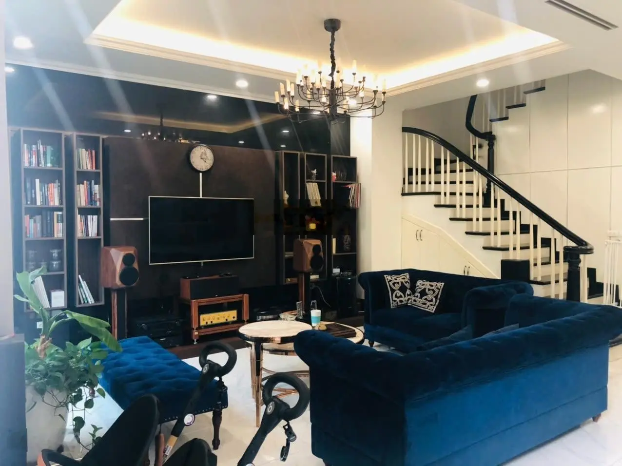 Song lập Anh Đào 164m2 hoàn thiện đẹp. Tọa lạc vị trí đường thông của dự án. Gía chỉ 4x tỷ