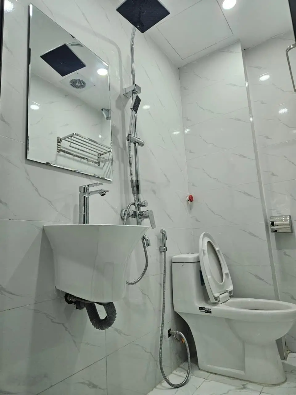 ( Hiếm có) Bán Nhà 33m2 x 4 Tầng full nội thất, ngõ thông, ô tô, gần phố Lạc Long Quân. Giá 6.4 Tỷ.