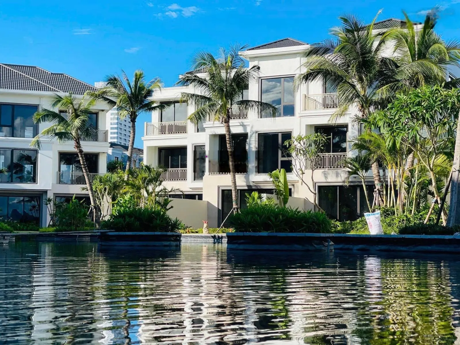 Biệt Thự kép kín - view vịnh Hạ Long - 1 bước chạm cát