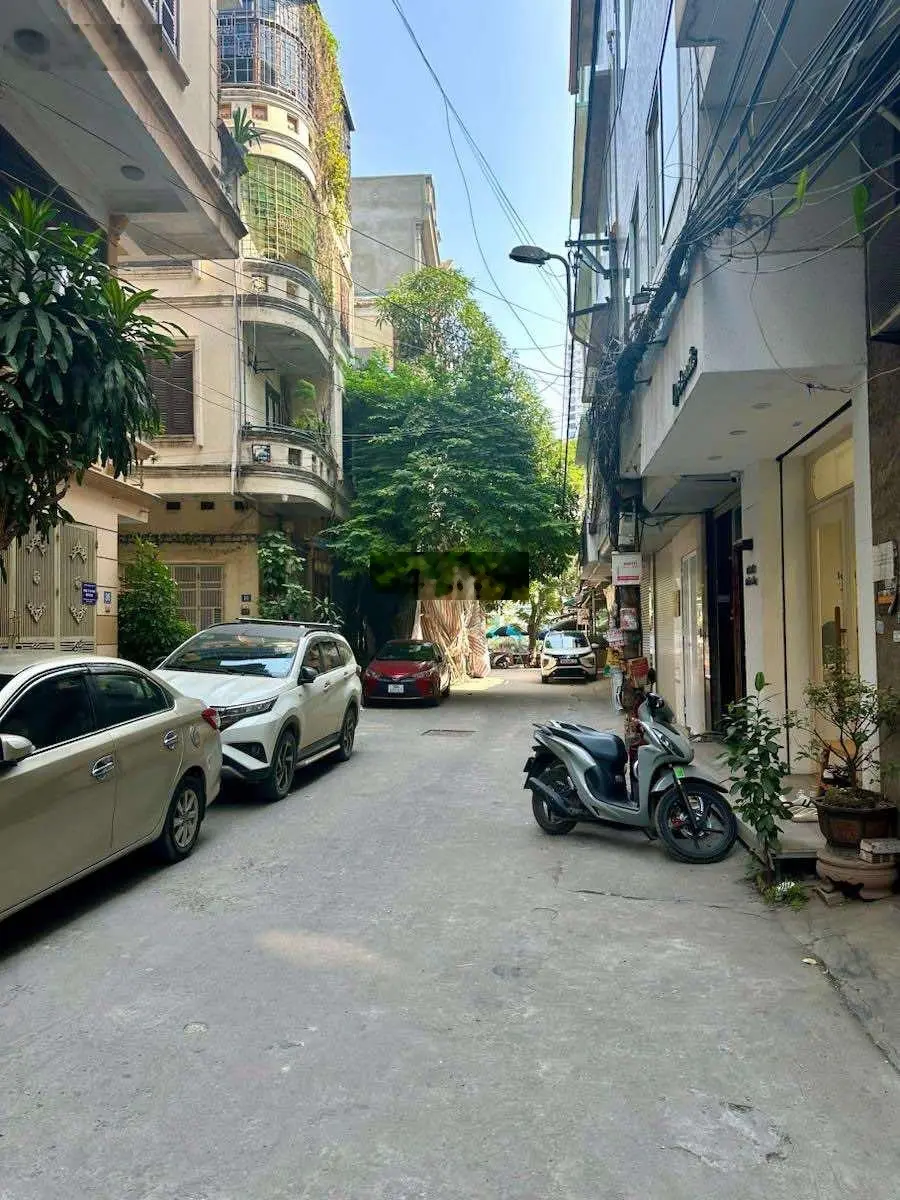 Vị trí đỉnh ! Chùa Láng - khu phân lô xe tải đỗ cửa - kinh doanh mọi mặt hàng - nở hậu.