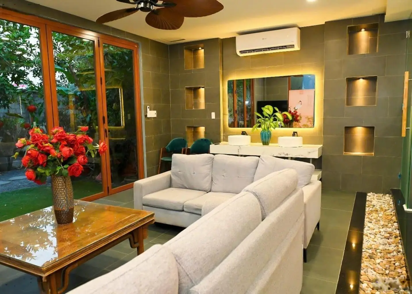Cơ hội vàng sở hữu biệt thự VIP DT 18 x 39m = 705m2. Giá 57 tỷ