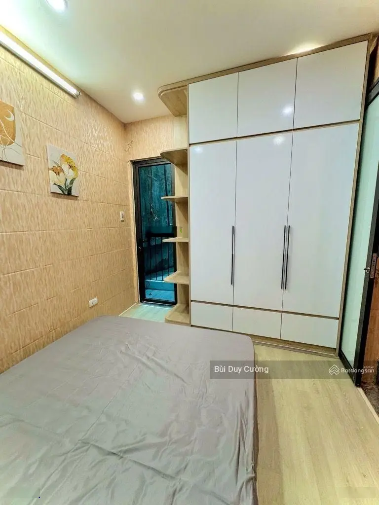 Bán nhà Lĩnh Nam dân xây sổ đỏ riêng 28m, 3 tầng, giá 3,5 tỷ, ngõ to như phố, 3 bước ra ô tô tránh
