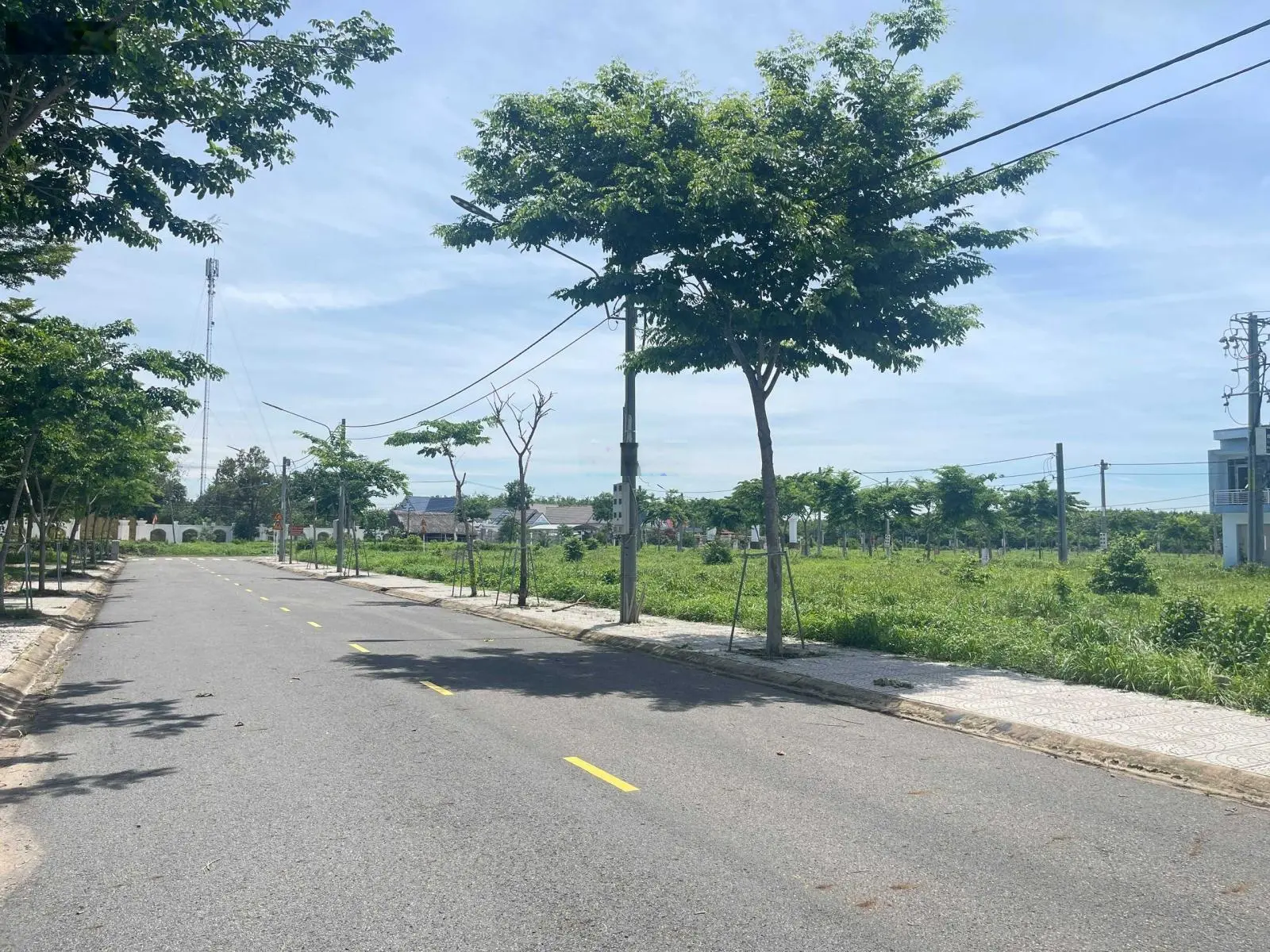 Cần tiền bán gấp nền 70m2 giá chỉ 660 triệu. Sổ sẳn công chứng ngay. LH em Tiên hỗ trợ 0907 206 ***