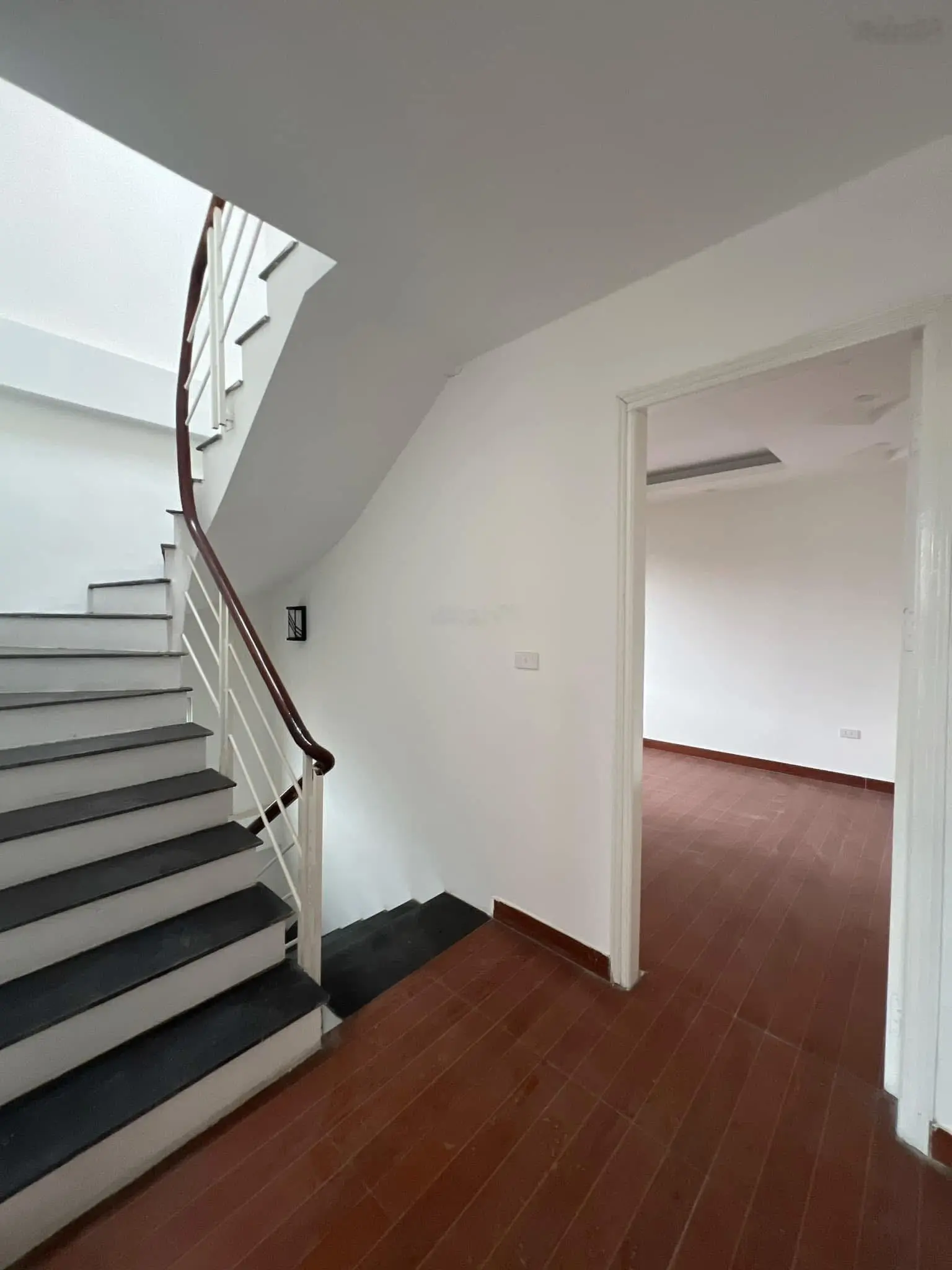 Nhanh thì còn! Bán nhà Thuỵ Khuê 50m2 - 5 tầng - mặt ngõ chợ kinh doanh - gần phố - nhỉnh 12 tỷ