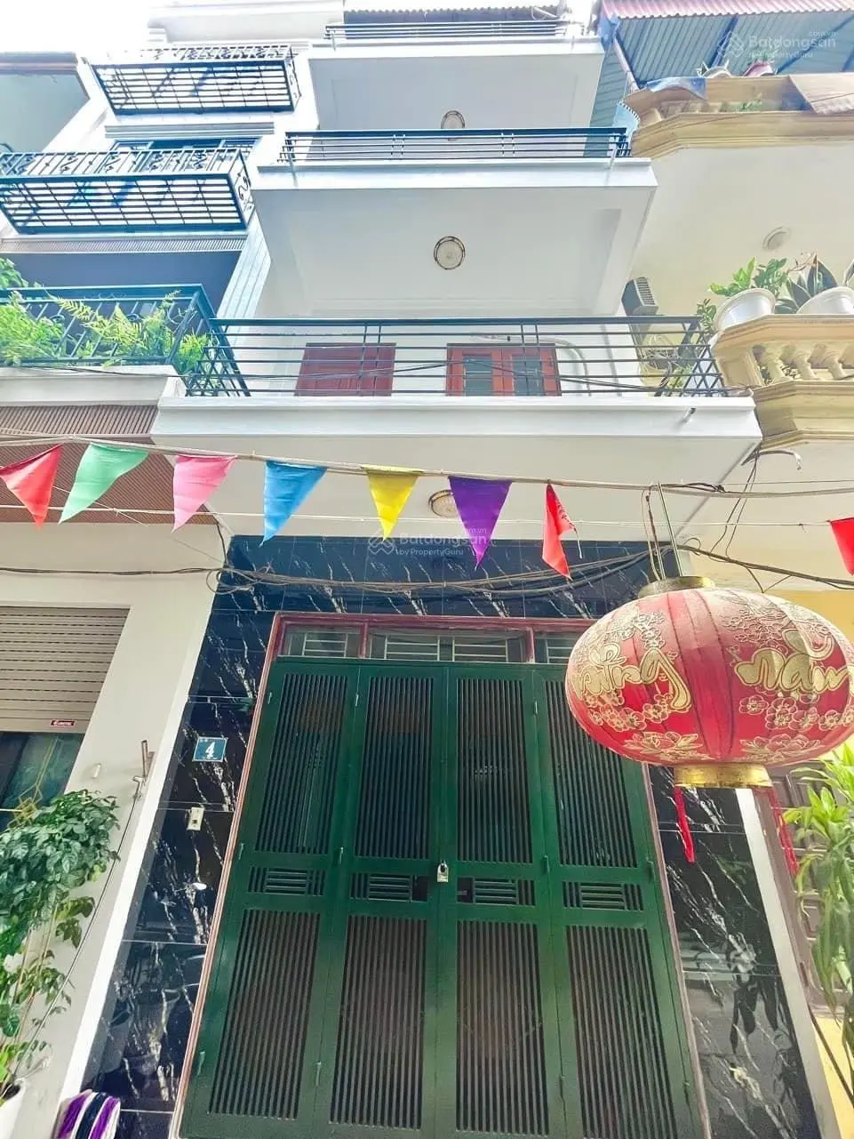 - NHÀ GIÁP BÁT. DT. 40m2. Mt. 4,5m. 4 ngủ. 4vs. 5 tầng.